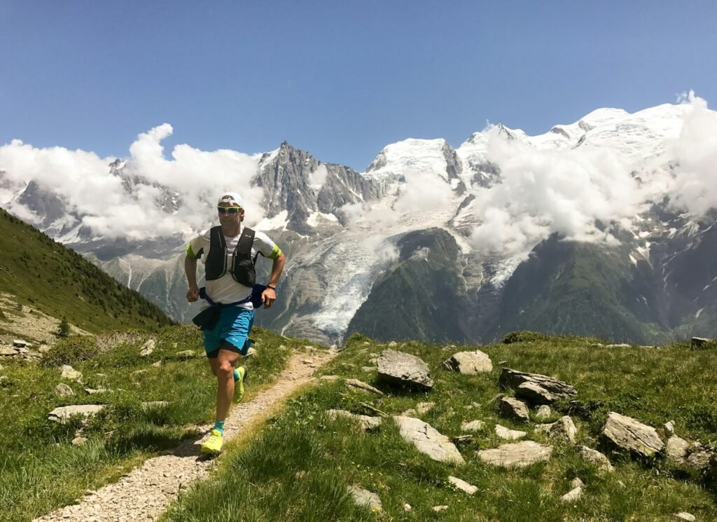 Coureur débutant en trail sur un sentier de montagne