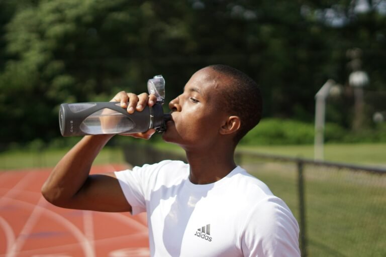 Coureur buvant une boisson énergétique pendant l'entraînement